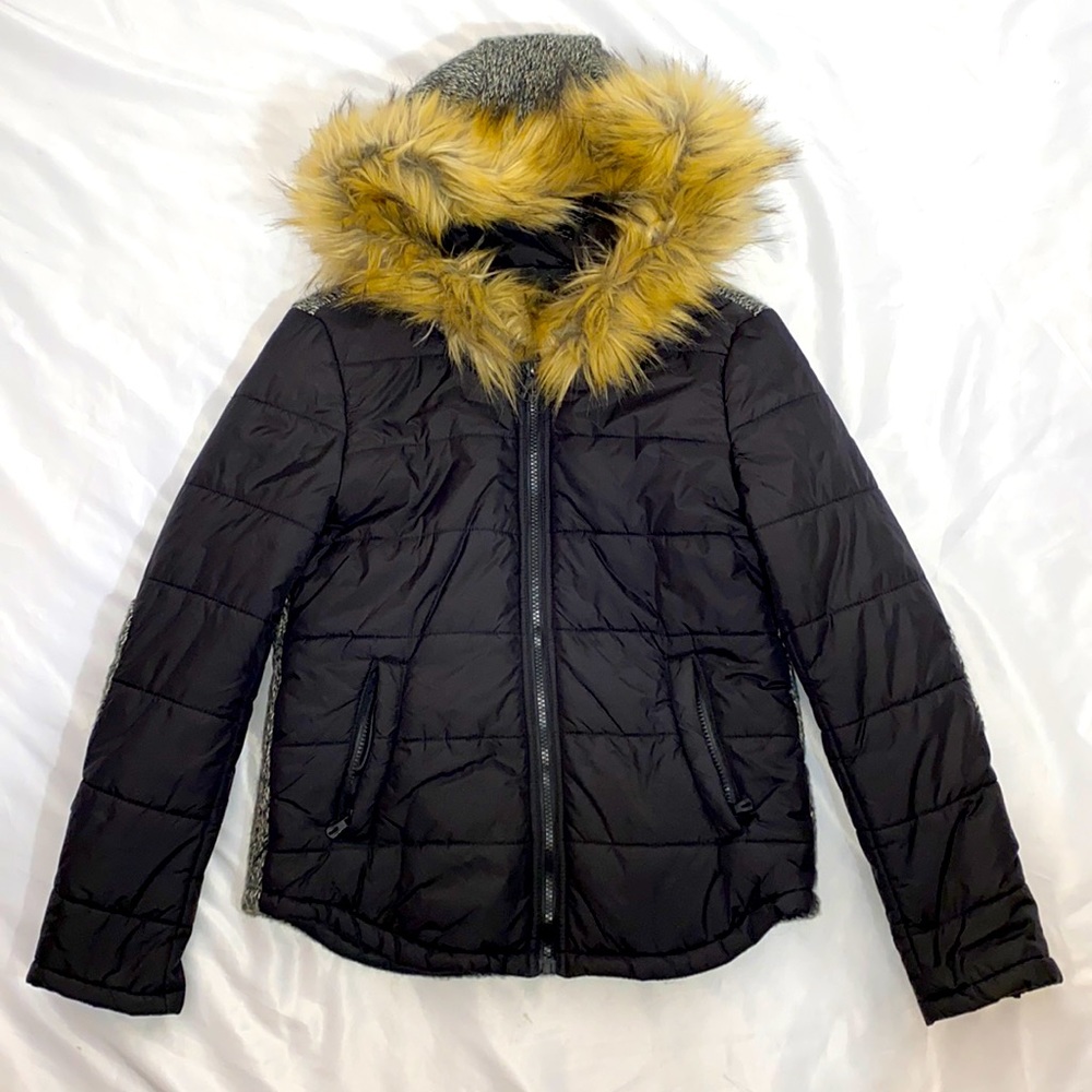 Black puffer jacket faux fur hoodie and knit elbow pads and back.